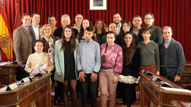 El diputado de Empleo, Desarrollo Económico y Reto Demográfico, Roberto Migallón, entrega los diferentes Premios y Becas correspondientes al año 2024.
