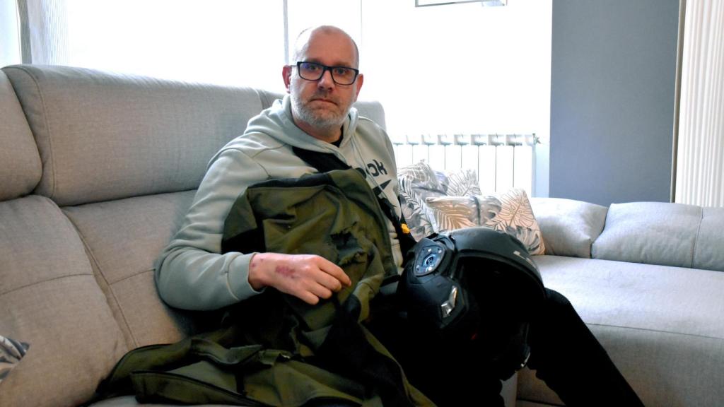 David García muestra su chaqueta y casco con los que sufrió el accidente