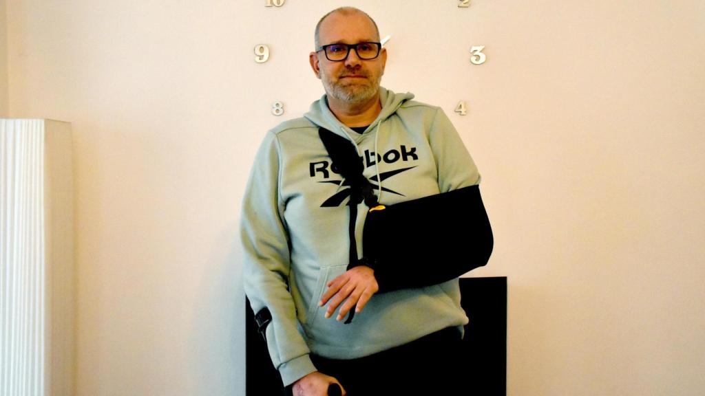 David García, en el salón de su casa en Roales, apoyado en una muleta