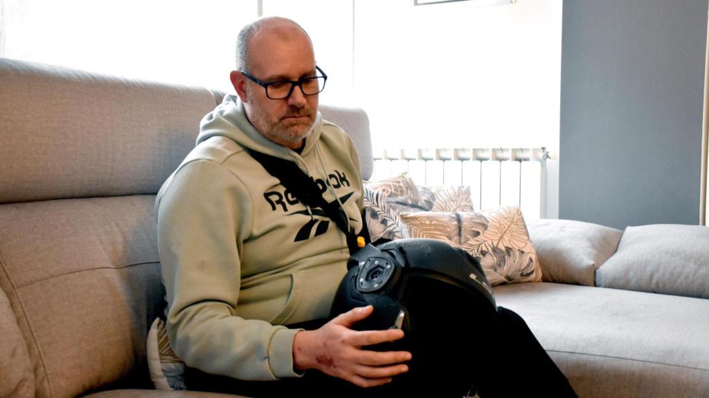 David García mira su casco, que solo tiene un rasguño