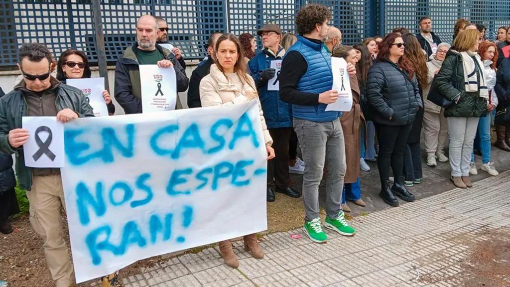 Un grupo de educadores sociales se concentra en Badajoz para expresar sus condolencias.