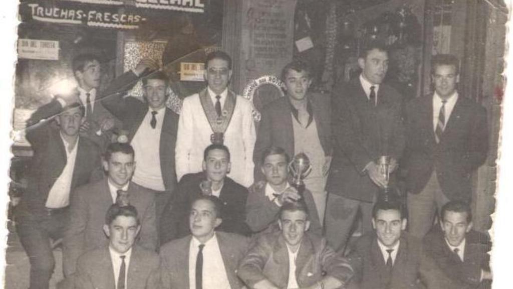 Una de las fotos históricas de la fachada de Casa Duque y quienes lo frecuentaban.