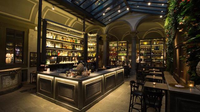 La coctelería más famosa de Florencia que ahora también conquista con su cocina