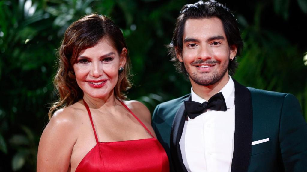 Ivonne Reyes y su hijo, Alejandro, en un acto en octubre de 2021.