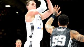 Mario Hezonja se eleva para intentar anotar un lanzamiento con el Real Madrid de baloncesto.