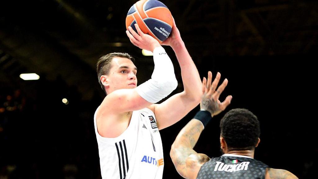 Mario Hezonja se eleva para intentar anotar un lanzamiento con el Real Madrid de baloncesto.
