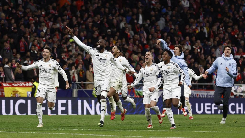 Los jugadores del Real Madrid celebran la clasificación a cuartos de final.
