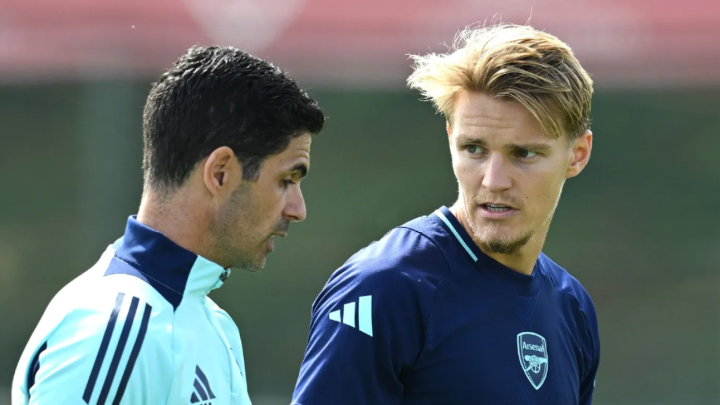 Arteta y Odegaard conversan durante un entrenamiento.