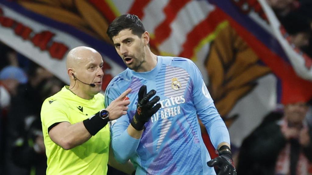 Courtois habla con Marciniak durante el derbi