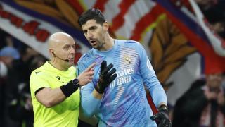 Courtois habla con Marciniak durante el derbi
