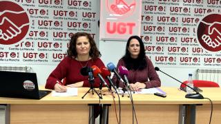 Rosario Madrigal y Estrella Fernández, del sector de Servicios Públicos de UGT Castilla-La Mancha.