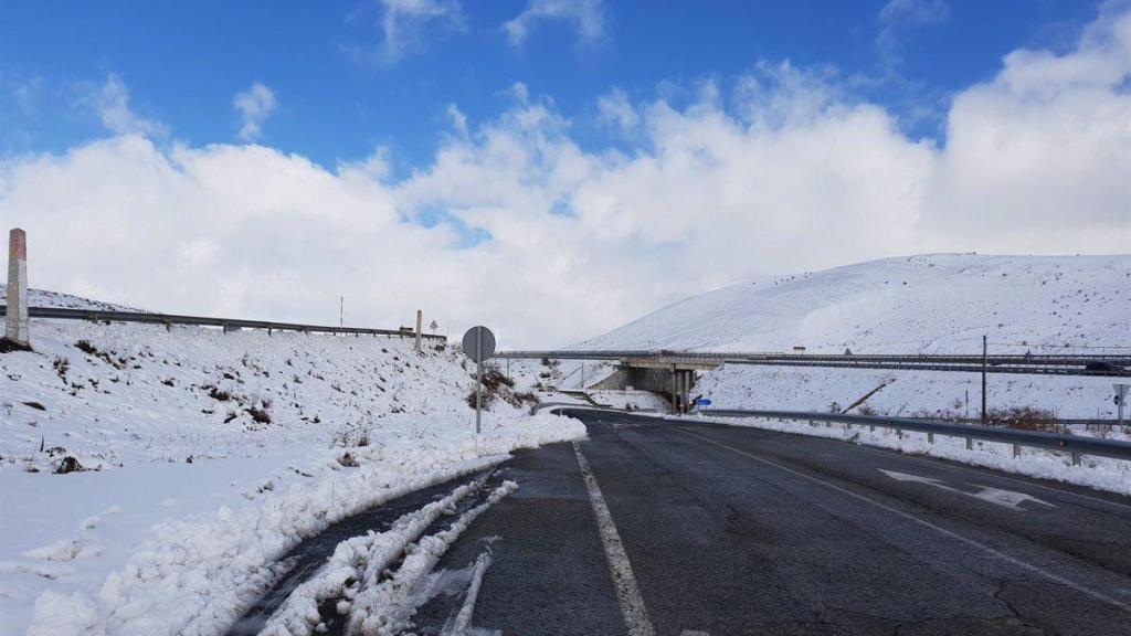 Imagen de una carretera nevada.