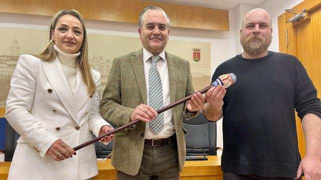 Presentación del bastón de Mondas 2025 en el Ayuntamiento de Talavera de la Reina.