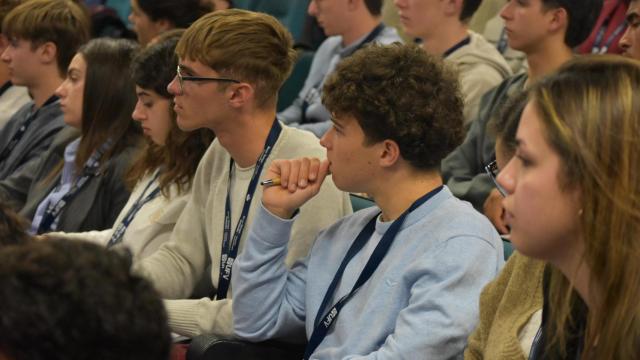 Estudiantes de bachillerato becados por Banco Santander ponen su imaginación al servicio de los afectados por la DANA