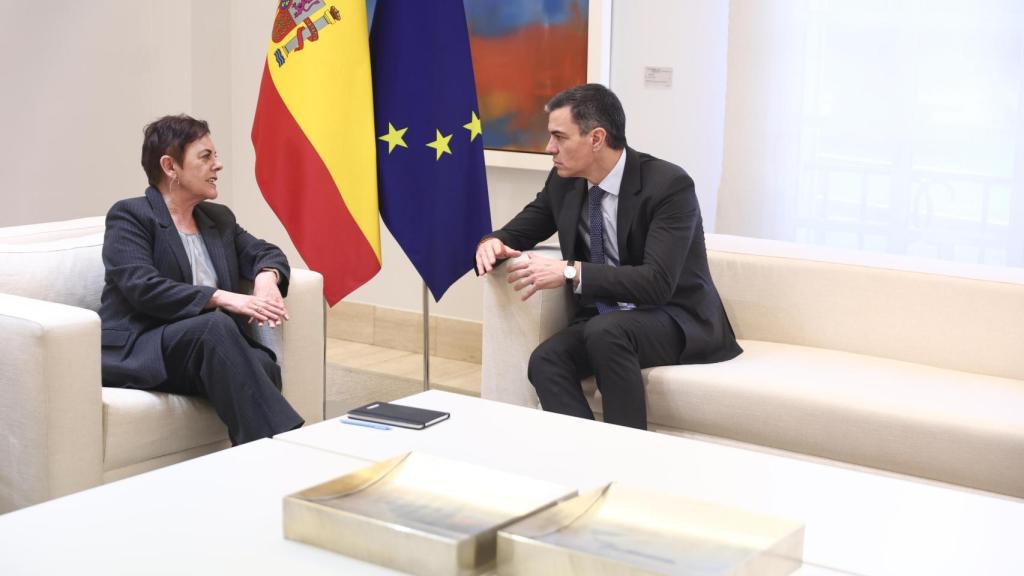 El presidente del Gobierno, Pedro Sánchez, recibe a la portavoz de EH Bildu en el Congreso, Mertxe Aizpurua, en el Palacio de la Moncloa.