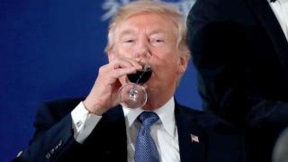 Donald Trump, bebiendo una copa de vino tinto.