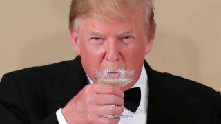 Donald Trump, bebiendo una copa de un vino blanco espumoso.