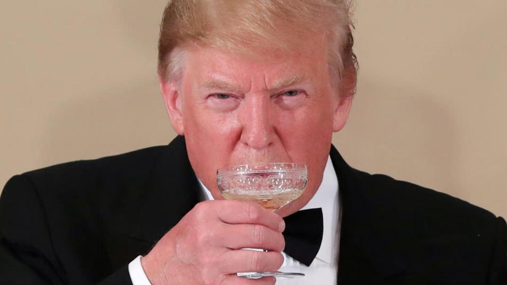 Donald Trump, bebiendo una copa de un vino blanco espumoso.