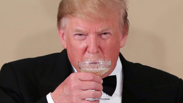 Donald Trump, bebiendo una copa de un vino blanco espumoso.