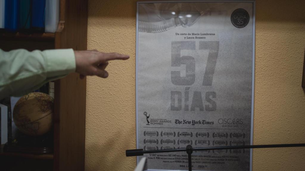 El cartel del documental llamado '57 días' que grabaron sus hijos.