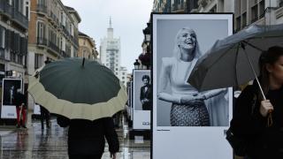 Una imagen de la lluvia en la calle Larios hoy.