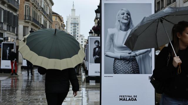 Una imagen de la lluvia en la calle Larios hoy.