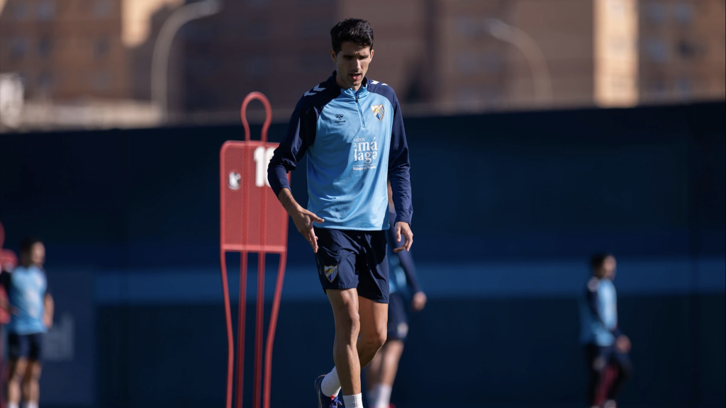 Juanpe, jugador del Málaga CF, durante un entrenamiento en el Anexo de La Rosaleda.