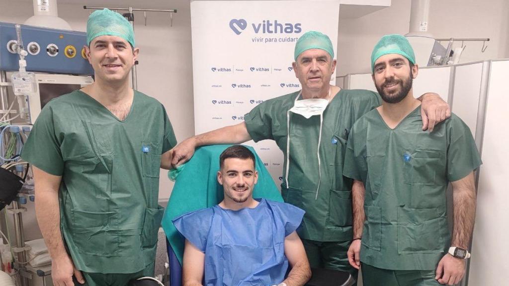 Ramón con los doctores Espejo tras su operación de cruzado.