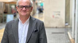 Carlos Bentabol posa tras la entrevista con EL ESPAÑOL de Málaga.