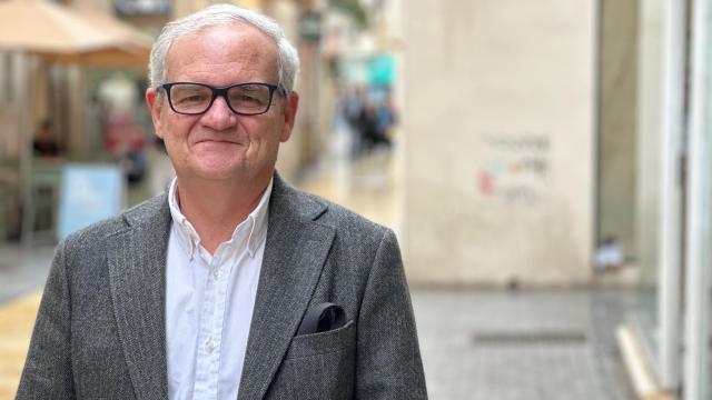 Carlos Bentabol posa tras la entrevista con EL ESPAÑOL de Málaga.