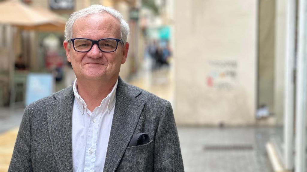 Carlos Bentabol posa tras la entrevista con EL ESPAÑOL de Málaga.