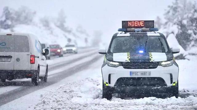 Una carretera cortada por la nieve. Imagen de archivo.