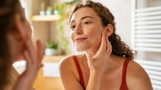 Farmacéuticos y dermatólogos coinciden: este es el mejor sérum para borrar manchas y signos de envejecimiento