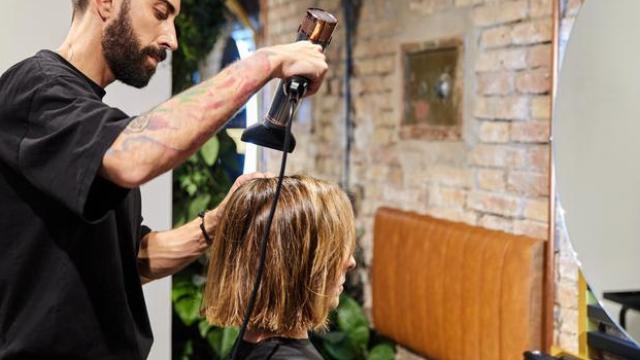 Mujer en la peluquería.