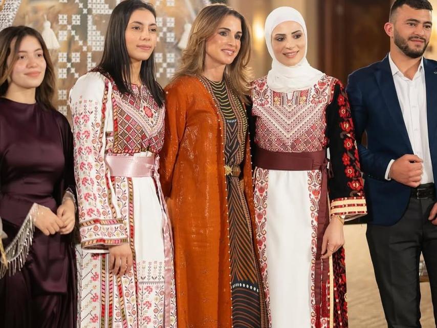 La esposa de Abdalá, con varios jóvenes durante su encuentro.