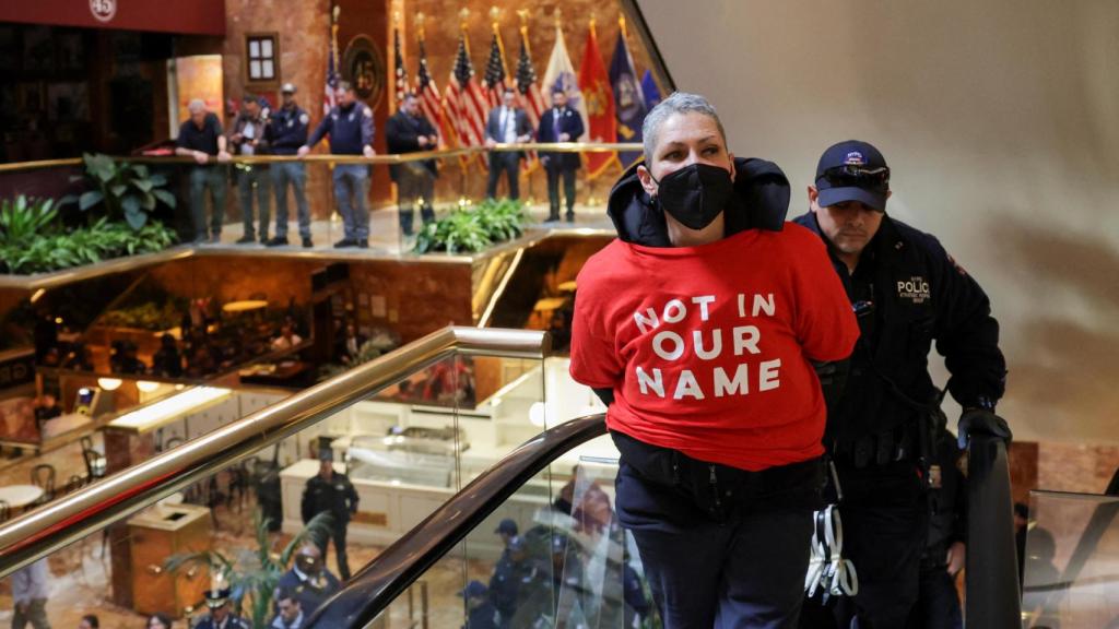 Una manifestante es detenida en el vestíbulo de la Torre Trump.