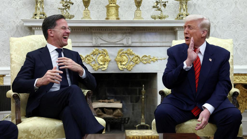 El presidente de Estados Unidos, Donald Trump, se reúne con el secretario general de la OTAN, Mark Rutte, en el Despacho Oval de la Casa Blanca en Washington, Estados Unidos, el 13 de marzo de 2025.