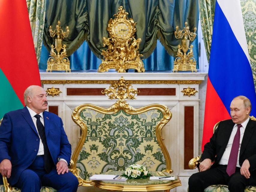 Alexander Lukashenko, presidente de Bielorrusia, y Vladímir Putin, este jueves en Moscú.
