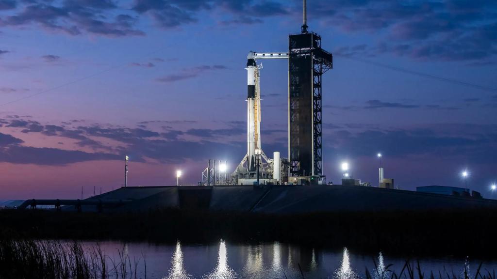 Crew-10 y Falcon 9 en la plataforma de lanzamiento