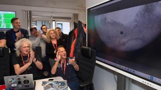 Personal de la ESA celebrando lo logrado por la misión Hera.