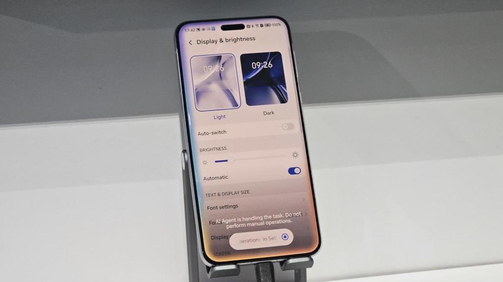 Agente de Honor modificando los ajustes del móvil
