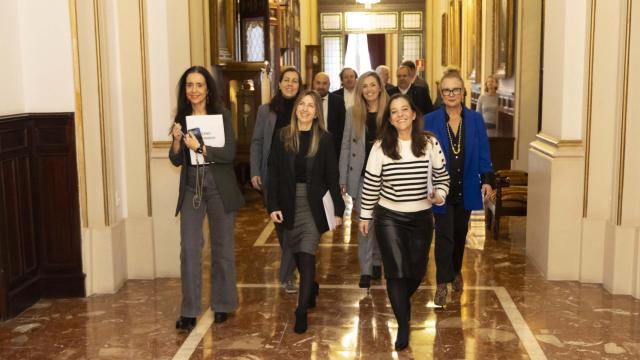 El Gobierno local, con Inés Rey al frente, accede al salón de plenos este jueves.