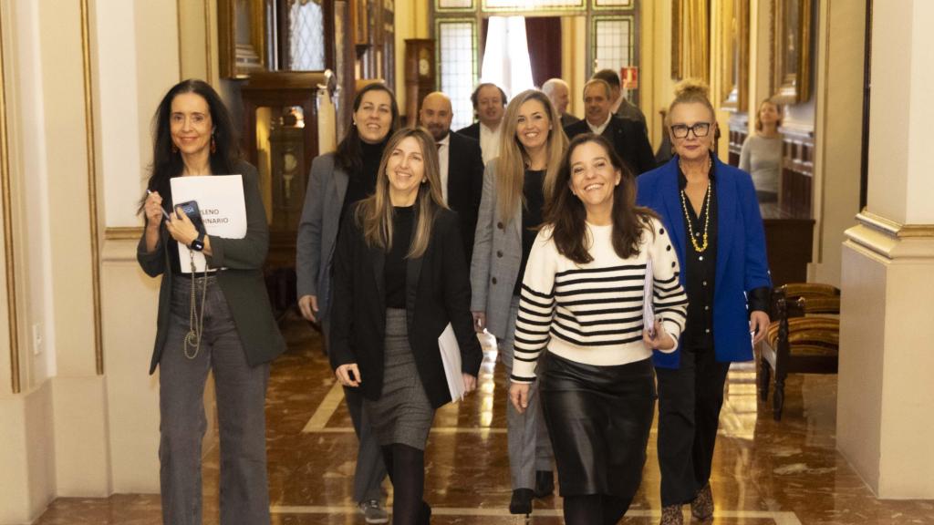 El Gobierno local, con Inés Rey al frente, accede al salón de plenos este jueves.