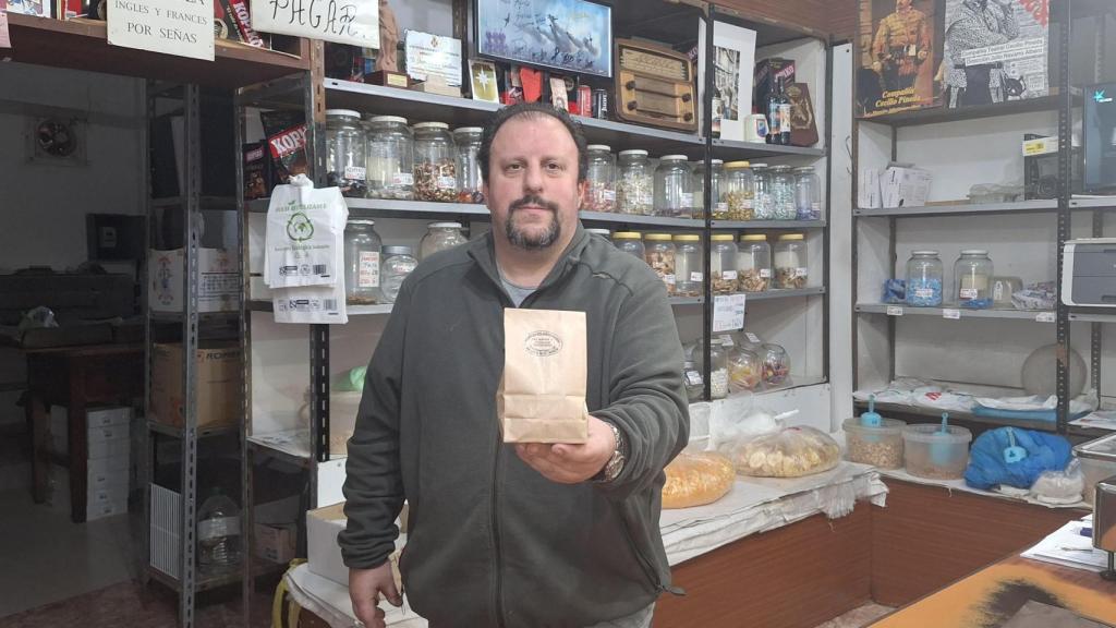 Eduardo Solano, dueño de Tostadero Solano, negocio familiar de frutos secos artesanos con 84 años de historia.