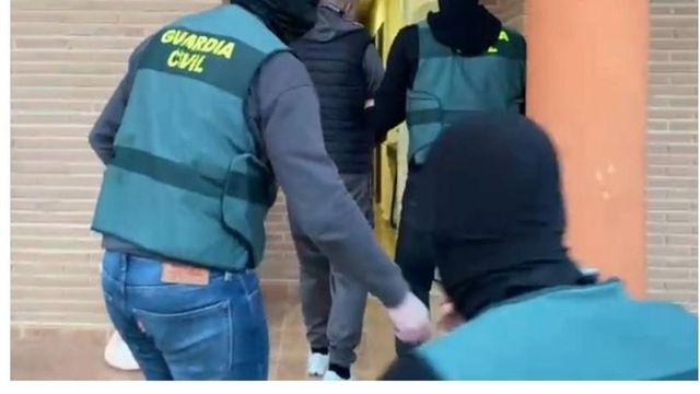 Imagen de la Guardia Civil entrando en la vivienda de seis robos en casas de Verín durante el día de Nochevieja