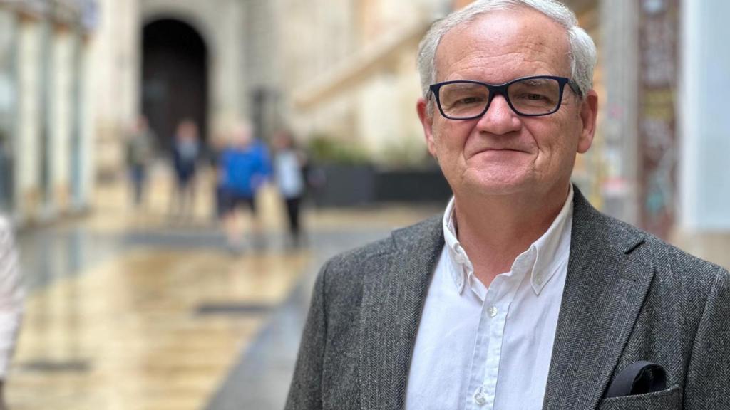 Carlos Bentabol posa para este periódico en el centro de Málaga.