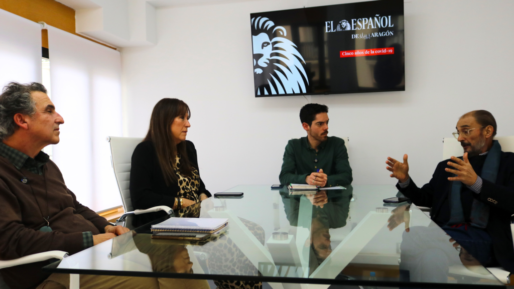 Francisco Falo, Sira Repollés y Javier Lambán, con el director de El Español de Aragón, Jorge Lisbona.
