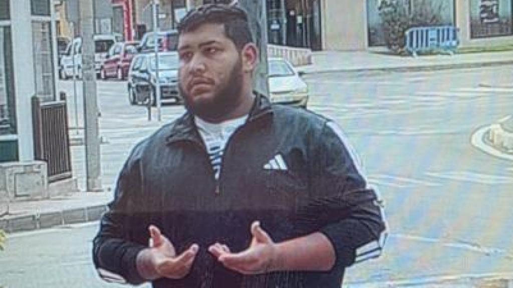 La imagen de Paco distribuida entre las patrullas de Guardia Civil y Policía Local, junto al momento de su detención, este jueves, cerca del centro cívico de El Algar.