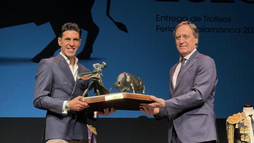 Alejandro Talavante recibe el premio a la Mejor Faena de la Feria de Salamanca 2024 de manos del alcalde