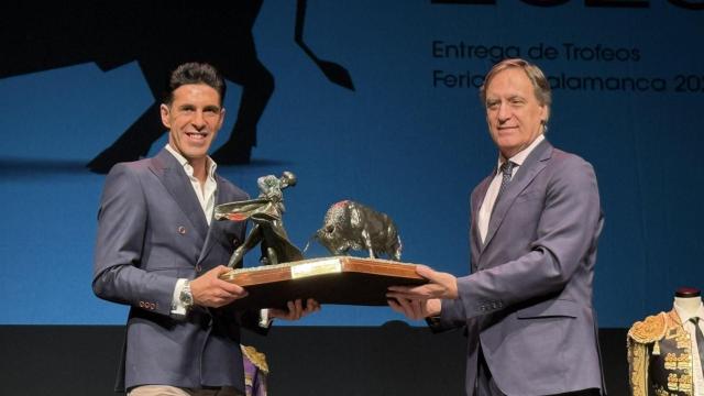 Alejandro Talavante recibe el premio a la Mejor Faena de la Feria de Salamanca 2024 de manos del alcalde